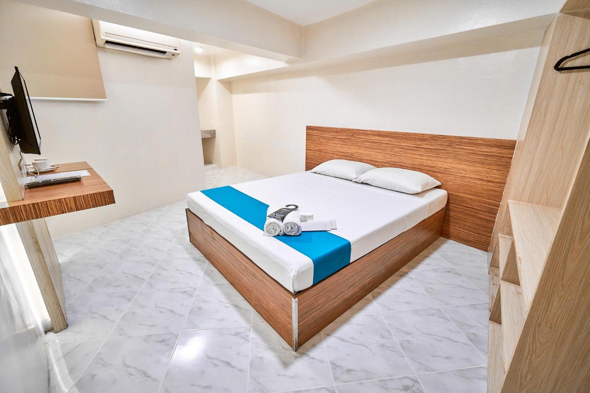 Circuit Hostel Makati City Extérieur photo